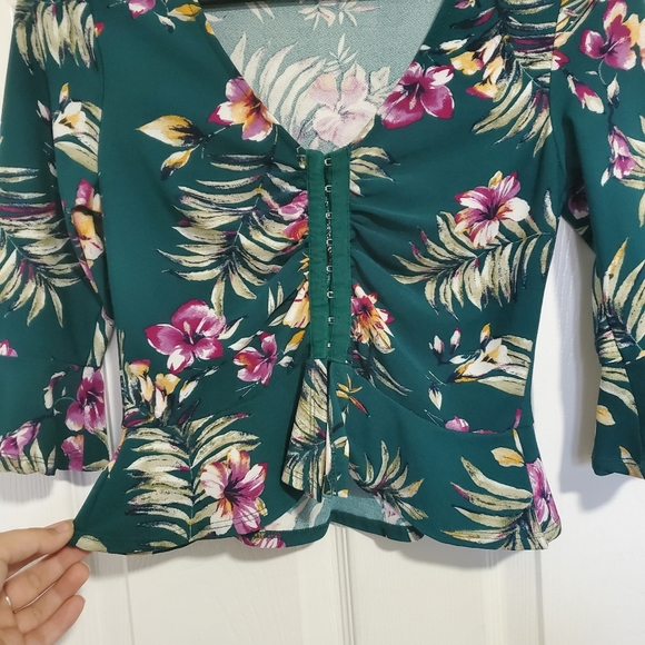 🌺Tropical Brunch Crop Top Blouse - Picture 3 of 6
